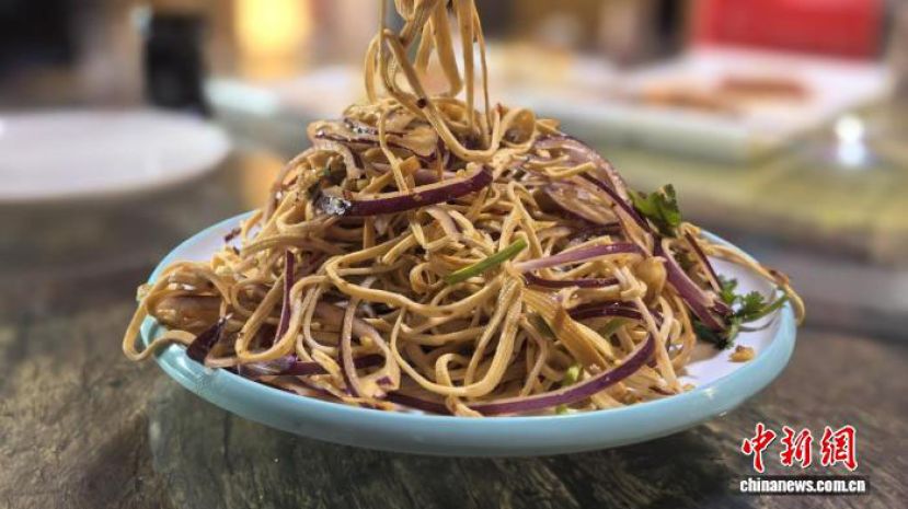 海林市横道河子镇的凉拌干豆腐受到很多游客点赞。