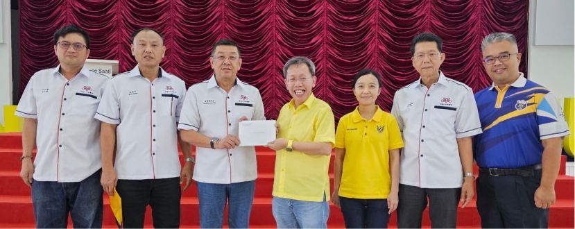 大会主席拿督黄良杰（左三）移交主宾邀请函予拿督阿玛沈桂贤（中），左起为筹委会委员卢少奎、秘书关伟华、砂总理署政治秘书许德婉、筹委会主席沈楚鹏、四中校长官晨阳。
