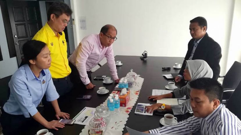 印尼驻古晋副总领事凌奇柏蒂妮与官员向许德婉、陈开和莫壮平讲解印尼的灭火工作进展。