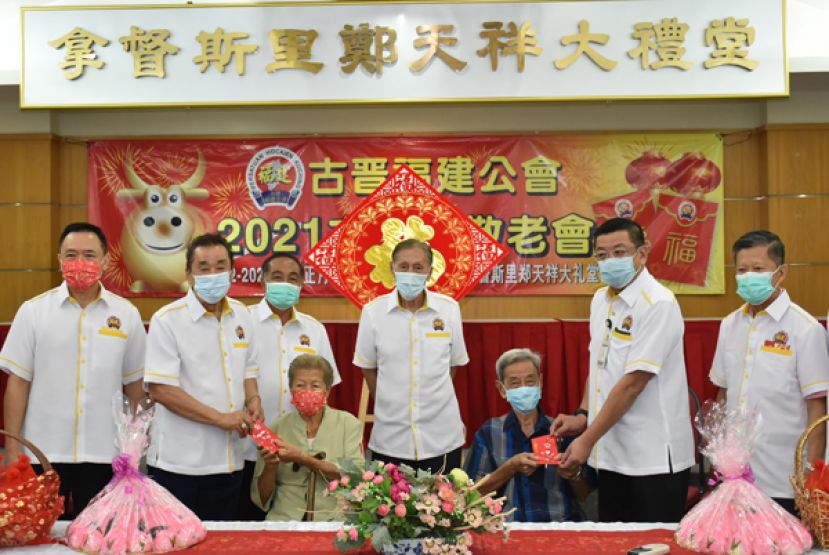 古晋福建公会会长拿督黄良杰（右二）及署理会长黄张金发（左二）颁发红包予最年长的94岁的田香江（右三）和91岁的钟梅花（左三  ）。