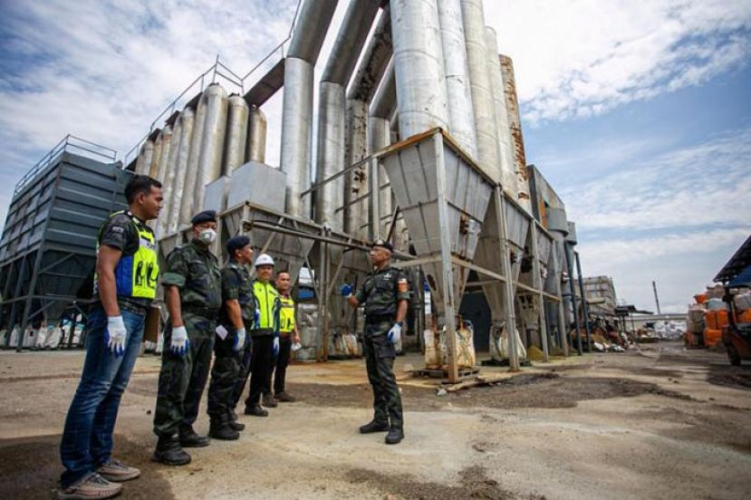 执法人员突击非法电子废料回收站。