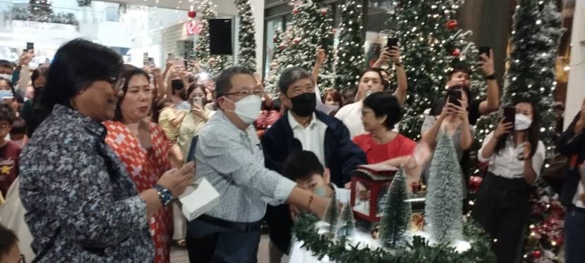 古晋南市市长拿督黄鸿圣（中）受邀为新欣购物广场主持圣诞树亮灯仪式时摄。左为砂旅游局首席执行员莎扎。