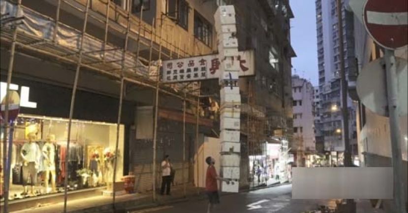 除非横风横雨，否则蛋哥每日都会在店外练习发泡胶箱层层叠自娱。