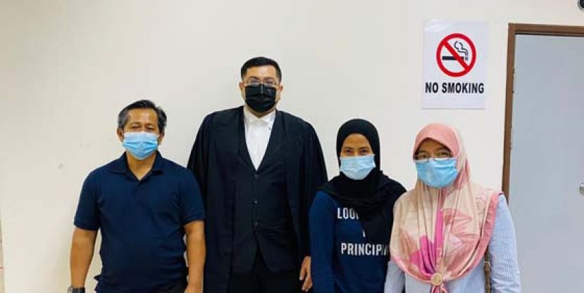 逃出鬼门关的女大学生（右二）辩护律师（左二）以及父母在庭外合影。