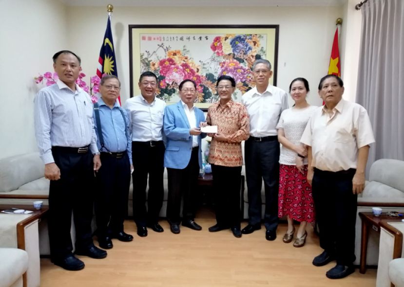 总领事程广中（右四）移交14万令吉赴华留学教育基金予砂拉越华文独中董事会联合总会会长天猛公拿督刘利民（左四），左起为砂拉越华文独中董联总会副秘书长关伟华、宣教组副主任黄华强即署理会长拿督黄良杰；右起为文教组副主任沈桂馥、蒋盈领事及副总领事张阳。