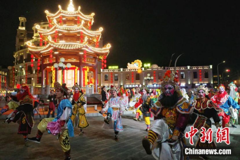 2024年2月24日元宵节，广东汕头小公园历史文化街区的英歌舞表演。