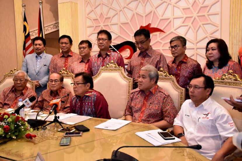 图示：拿督巴丁宜阿邦佐哈里（前排左三）主持砂土保党最高理事会会议后，召开新闻发布会。