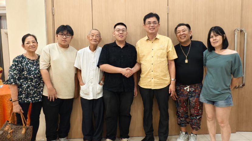 巴达旺市议会主席陈开（右三）与陈力禾（左四），右一与右二为其父母，左三为其祖父，左一为其祖母。