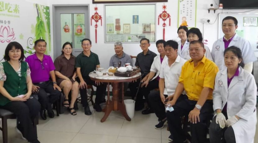 许国模（右4）与参与义诊嘉宾庆祝冬至节；右起为许爱丽、陈中兴、许义华；左起是吴普合、刘旂华、林志雄伉俪、黄松熙及薛华东等人。