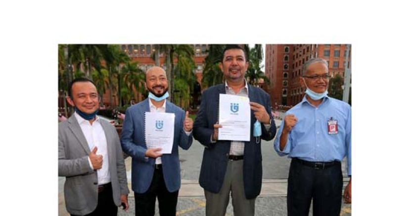 左起为马智礼、慕克里兹、沙鲁丁和阿米鲁丁展示斗士党向提呈社团注册局的函件。 