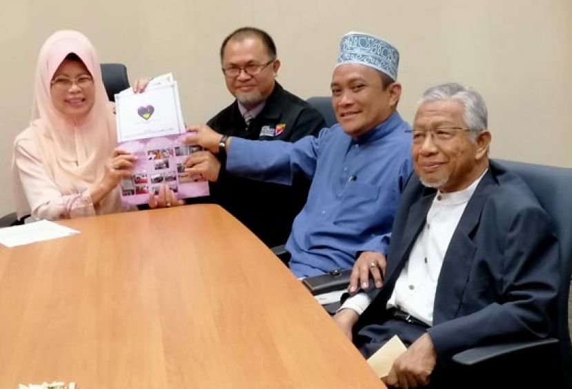 拿督斯里陈赛明（左一）与伊斯兰患者福利协会负责人的合影。