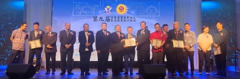 在主宾拿督阿玛沈桂贤（左八）以及理事们的陪同下，古晋汽车修理商公会主席黄佑吉（左七）赠送纪念品予中国驻古晋总领事邢伟平时影。