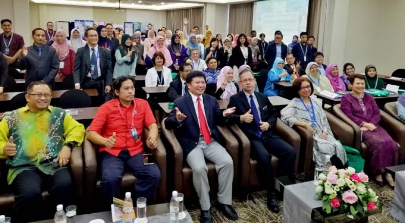 卫生部副部长李文材医生（左四）与第4届国际先进医药科学大会参与者合影。