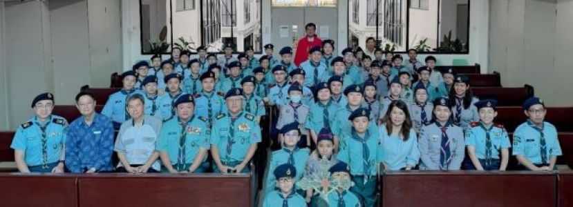 黄约瑟神父（后排红衣）与(前排左5) 砂拉越童军首席总监林文明及一众童军成员，在弥撒圆满结束后合影留念，共同记录这具有历史意义与深远象征的珍贵时刻。