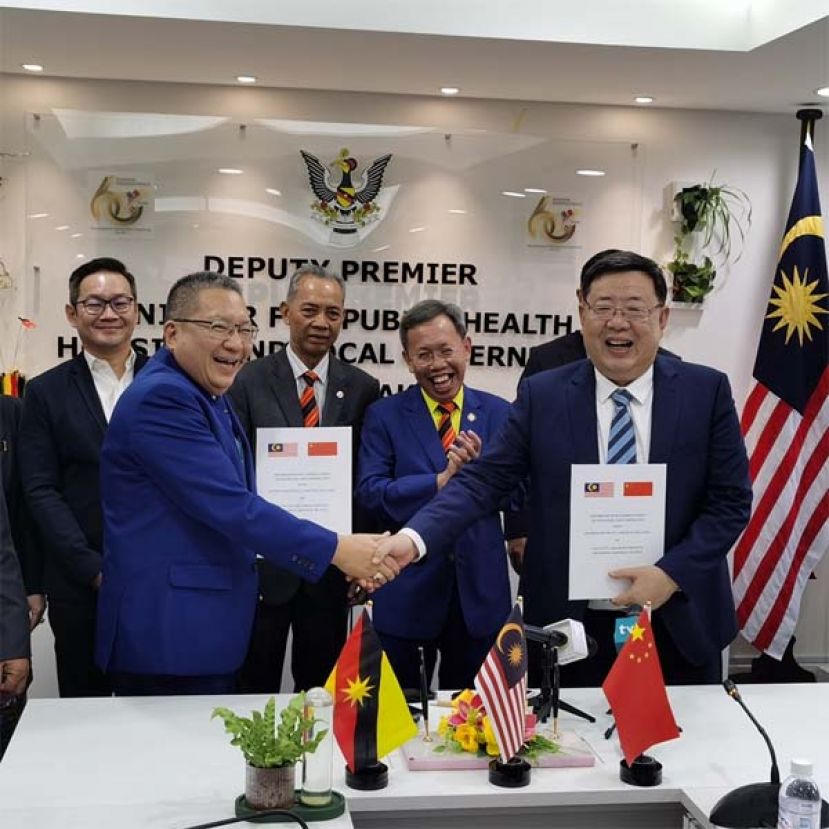 砂副总理兼砂公共卫生、房屋及地方政府部长拿督斯里沈桂贤（中）见证下，古晋南市市长拿督黄鸿圣（左）与山东省泰安市市委书记杨洪涛（右）。