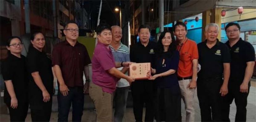 美里长生会会长张永源（左三起）及秘书佘世琮颁发义诊感谢状予亚洲中医技职学院董事长叶舒霞（右三）及诗巫医师，由左五起彭伟明、砂医总会长江宗兴共同见证。