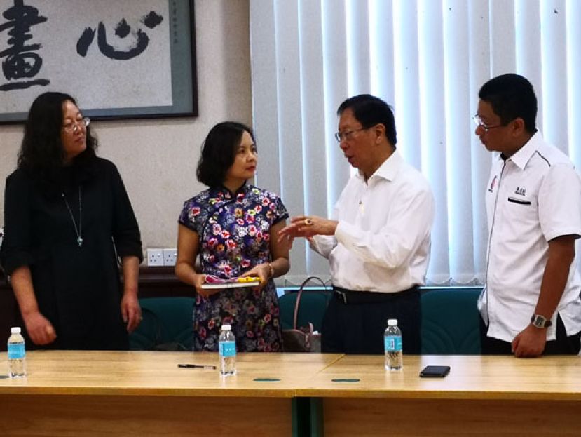 北京外国语大学访砂团长李伟群讲师与砂董总会长天猛公拿督刘利民亲切交谈。右是留华砂总会长黄首詠，左是北外李辉副教授。