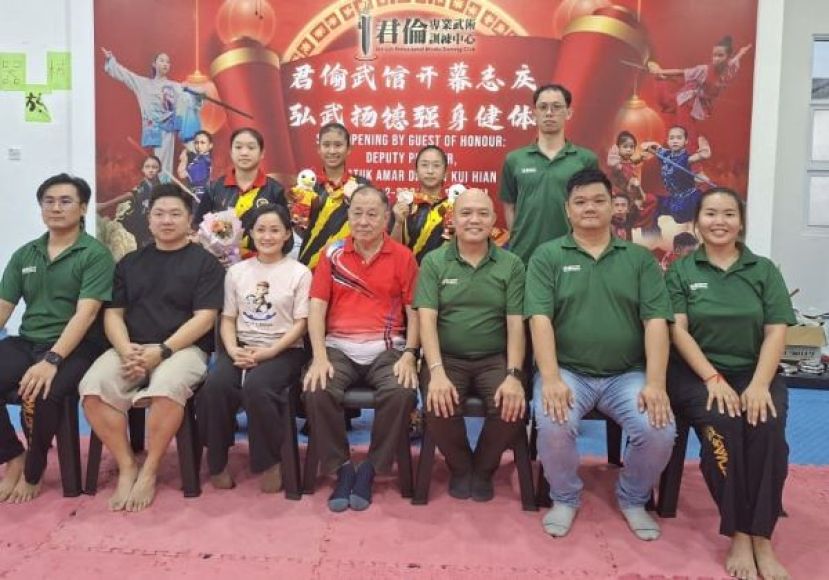 砂拉越州武术队总教练兼太极拳组教练翁敦峰（前排中）、君伦专业武术训练中心会长林智杰（前排右三）、君伦专业武术训练中心总教练黄国伦（前排右二）与教练们及本届马运会代表选手合影。