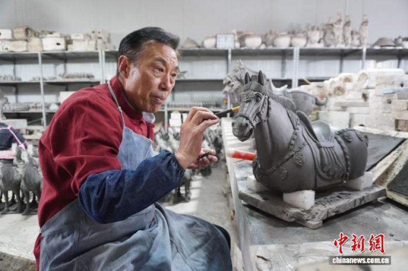 河南洛阳，国家级非物质文化遗产唐三彩烧制技艺代表性传承人高水旺在制作唐三彩。