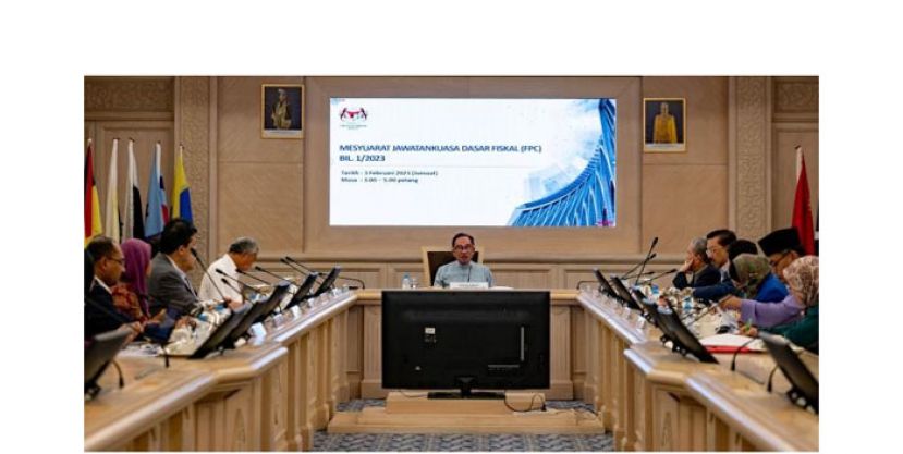 首相安华（中）主持财务政策委员会会议。