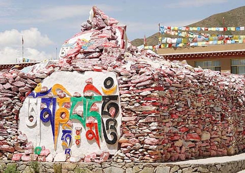 图示：中国青海的嘉那嘛呢堆，至今已有整整300年。