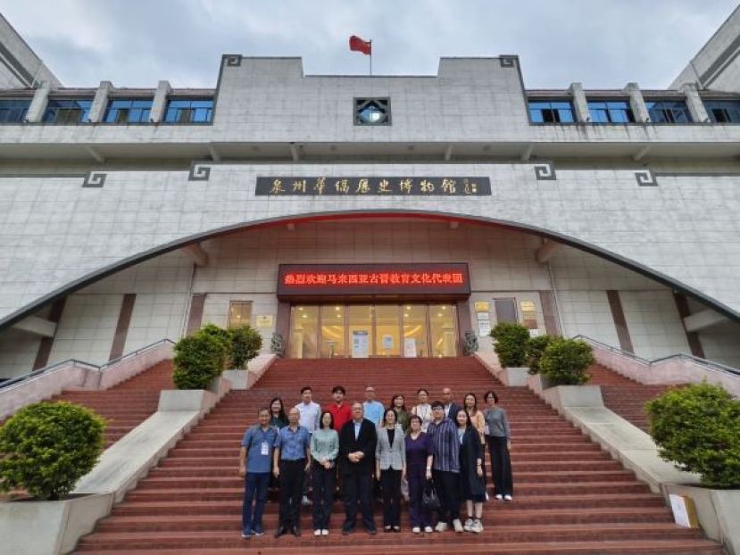 马来西亚砂拉越教育文化代表团于泉州华侨历史博物馆前留影。