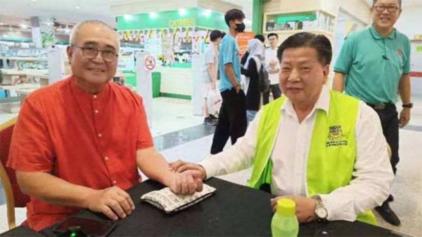 俞小珊市长（左）在美里杏林天使情义诊受砂医总会长江宗兴把脉检查。