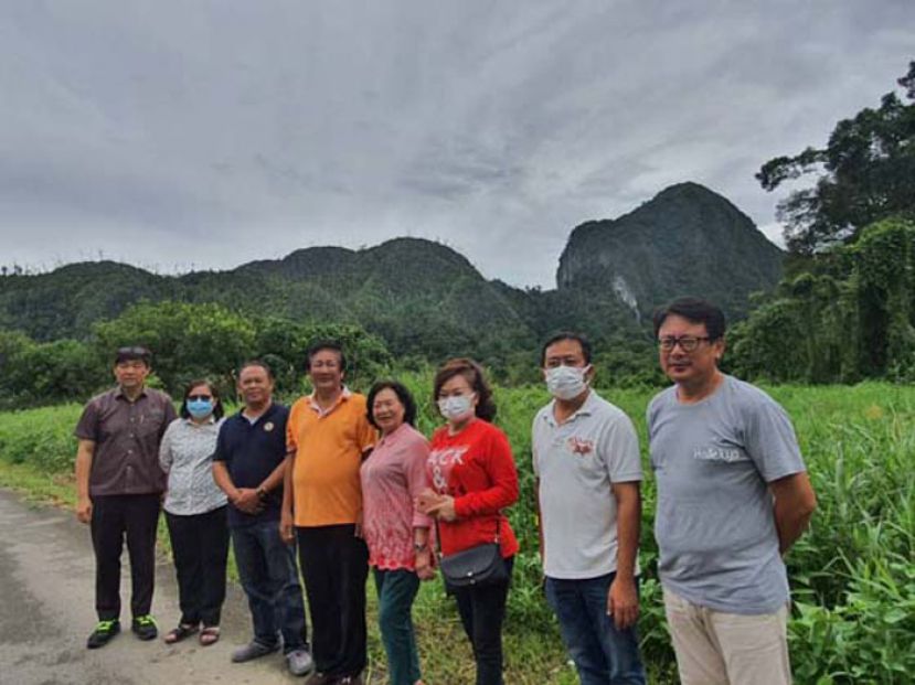 碧湖区州议员拿督亨利在石隆门县议会主席等人的陪同下，目睹巨婴山的神秘面貌。