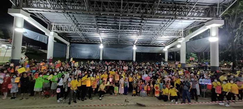 ●砂人联党南区妇女组中秋节提灯笼游行，场面热闹。