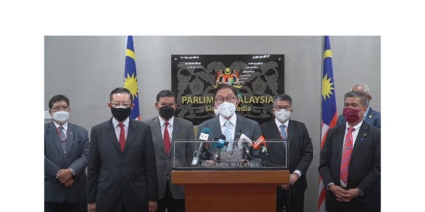 拿督斯里安华在希盟领袖陪同下，召开记者会。