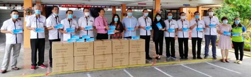 古晋中华小学校董会主席拿督王长福（左六）移交口罩予古晋二小校长张丽萍（右十）。左起为六小副主席蓝里安、副秘书长林光钟、一小副主席梁柏就、四小监学吴孟敦、秘书长田松茂；左十一起为署理主席蔡文铎、二小副主席张光福、副财政罗绍凤、四小副主席黄云华、二小视察周天龙、一小监学李河龙、三小监学窦国洸。