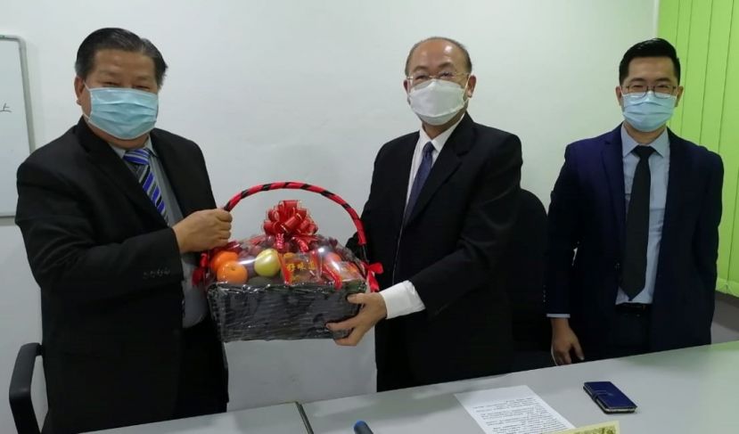 砂医总会长江宗兴（左）赠水果礼蓝予拿督刘义华（中），右为亚洲中医技职学院主任江邦仲。