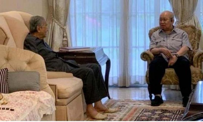 敦马哈迪（左）与东姑拉沙里会晤。