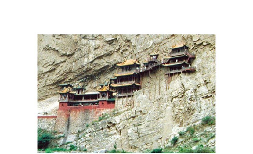 山西恒山悬空寺，是一座悬浮在悬崖上的寺庙，没有千吨地基，只有数根木柱支撑。历经大约1400多年的风雨沧桑和地震天灾等侵袭，悬空寺依然巍峨屹立。