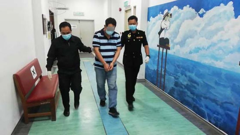 贩卖漏税烟酒，贿赂检举的警员，黄某认罪后被带离地庭。