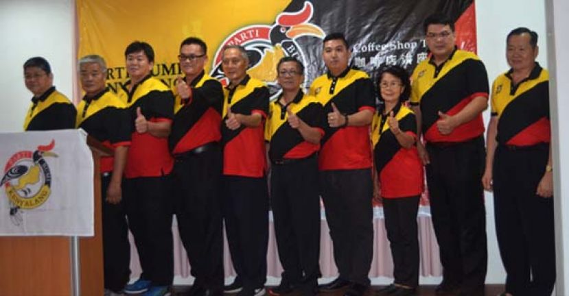 肯雅兰全民党领袖在晚宴上合影，右5为王振金。