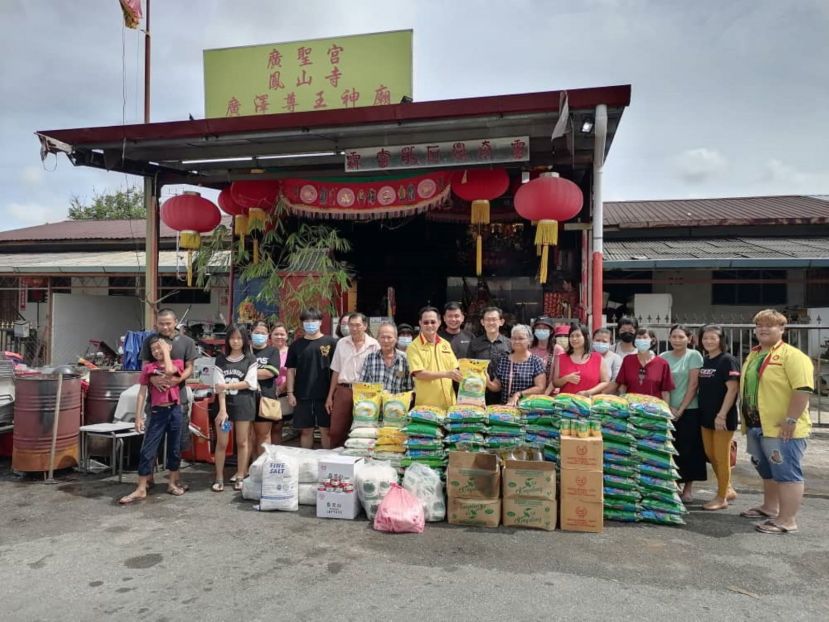 辉盛花园广圣宫布施白米及食品予39户弱势家庭；右9为薛华东；右11是该宫理事会主席林志雄等人。