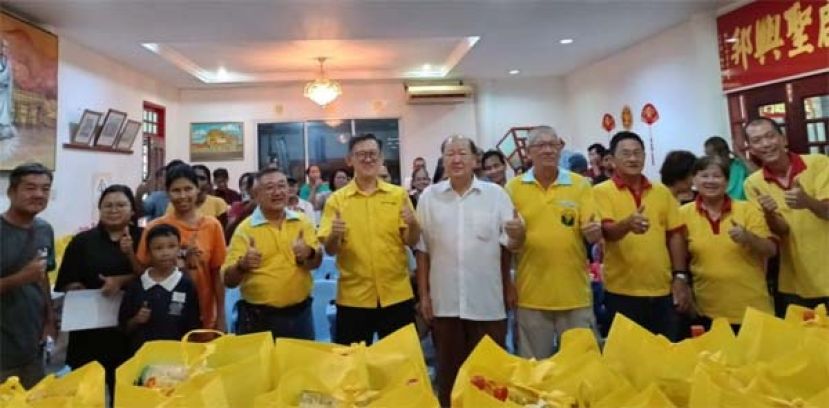 砂同心善堂主席黄国远（右5起），主宾薛华东与善堂理事同感恩户在达雅节布施食品活动合影。