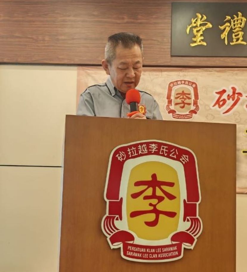 砂拉越李氏公会会长李开生致词时影。