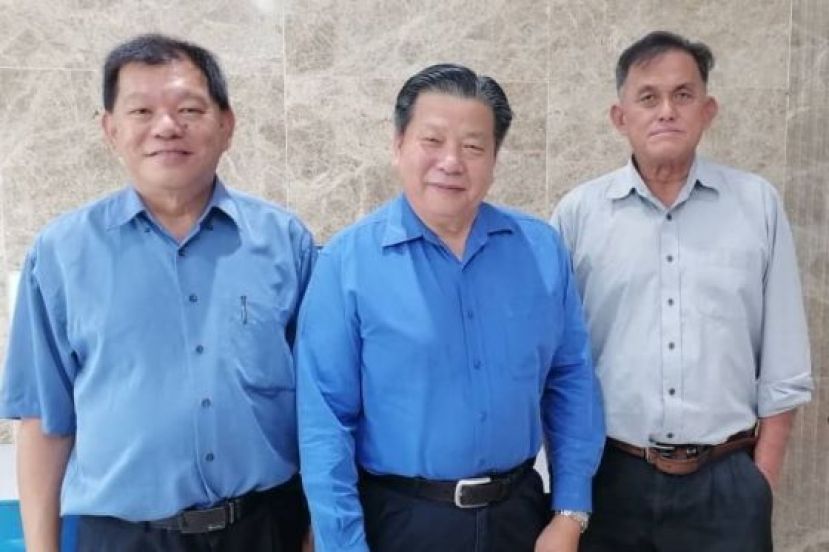 砂医总会长江宗兴（中）感谢黄毓才（右）担任该会法律顾问；左为会务顾问陈中兴。