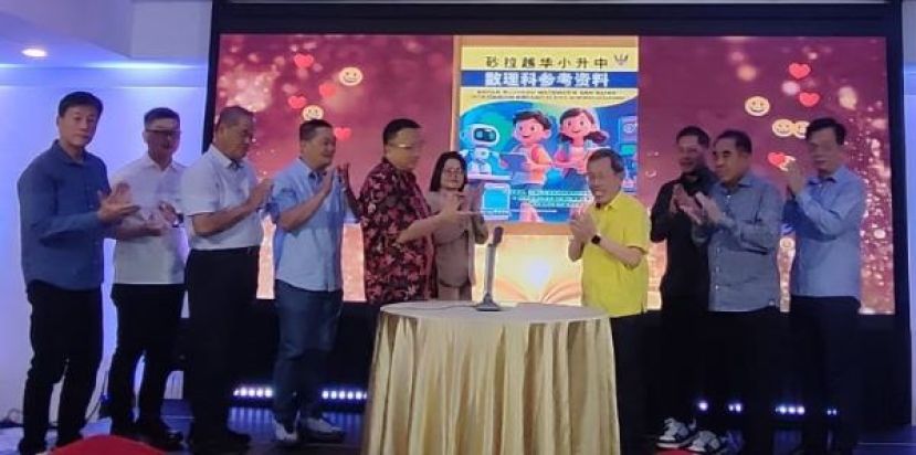 在众嘉宾的陪同下，砂副总理拿督阿玛沈桂贤（右四）为砂拉越华小升中数理科参考资料主持推展礼时影。