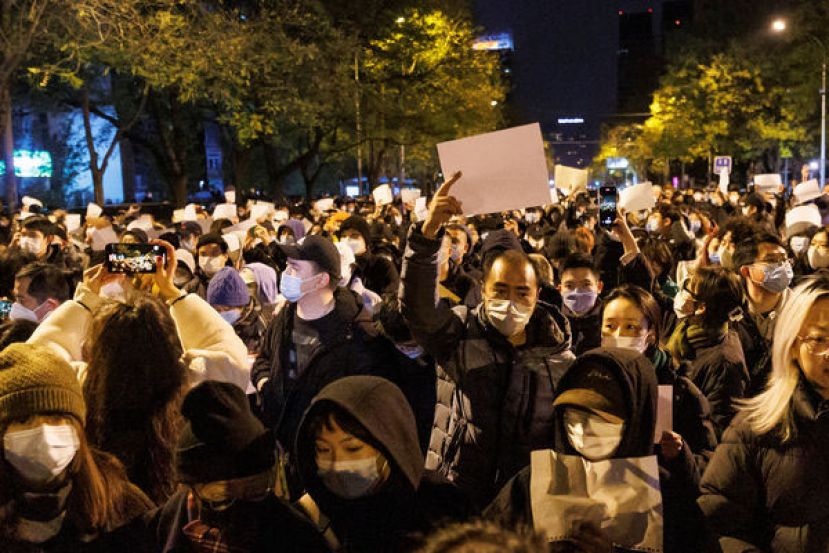 路透社报导指出，中国当局开始调查白纸运动参加者。