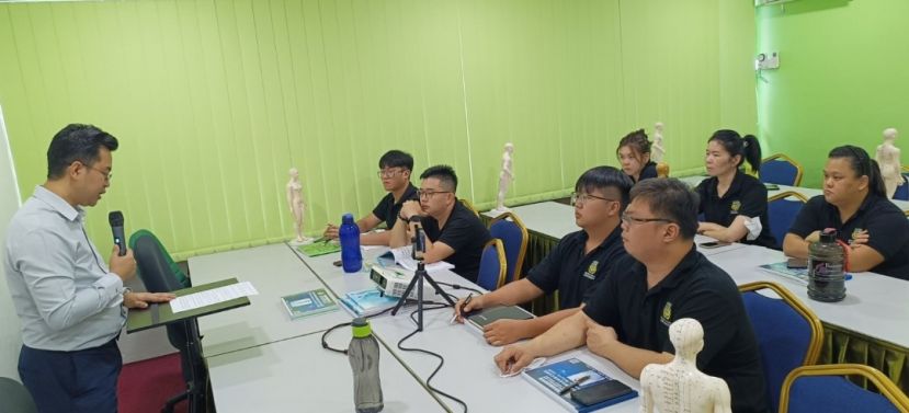 江邦忠（左）在砂医总与亚洲中医技职学院庆&ldquo;世界传统医药日&rdquo;演说。