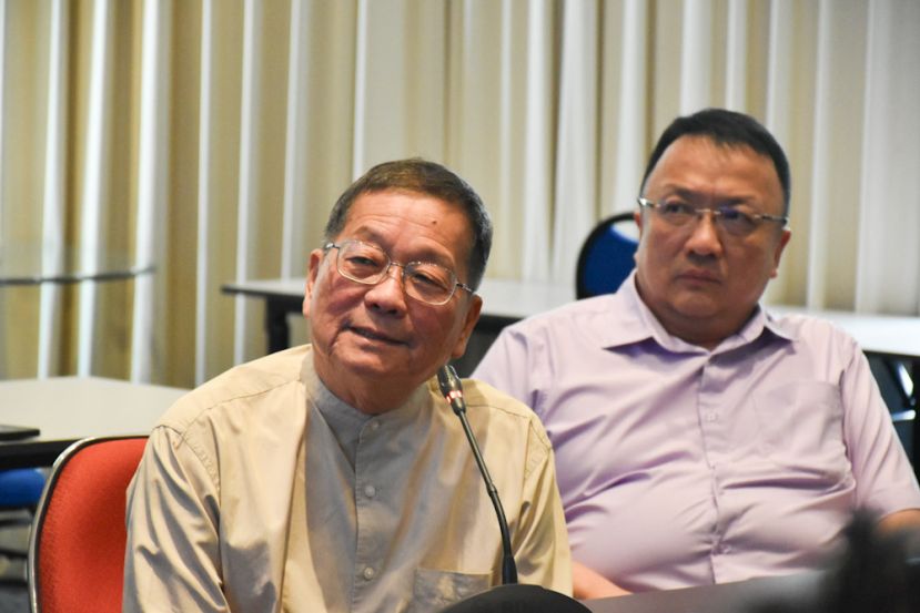 砂拉越文化研究学会会长拿督邓伦奇（左）。