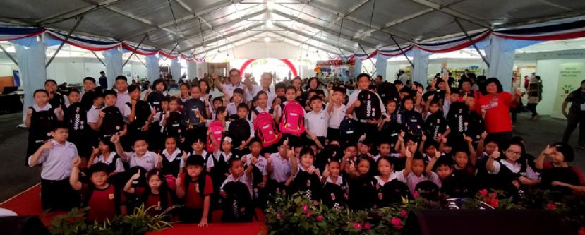 张健仁与来自答邦中公和石角上湾头中公的受惠学生合照。