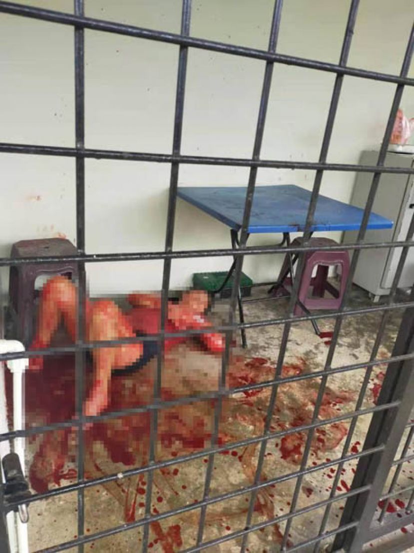 女伤者全身是血等候送院急救。