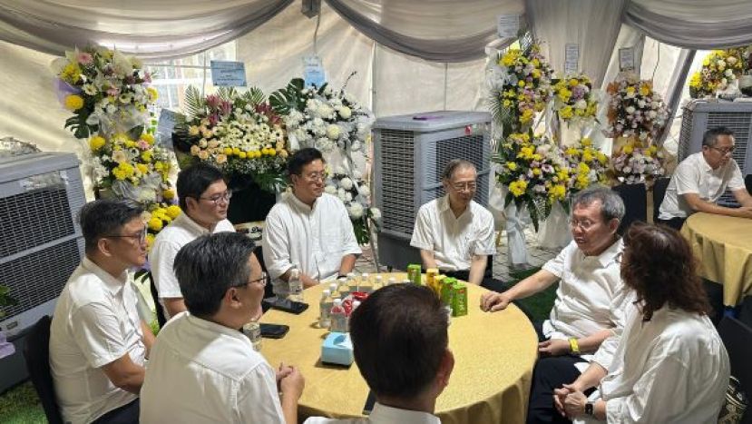 砂人联党古晋支部青年团团长黄笃荣律师（左三）率团到灵堂致哀，悼念已故前砂拉越副首席部长兼砂人联党前主席黄顺开医生夫人&mdash;&mdash;拿汀巴丁宜潘斯里杨守勤医生，并向家属表达深切慰问。右起为砂副总理拿督阿玛沈桂贤及夫人，右三为家属。