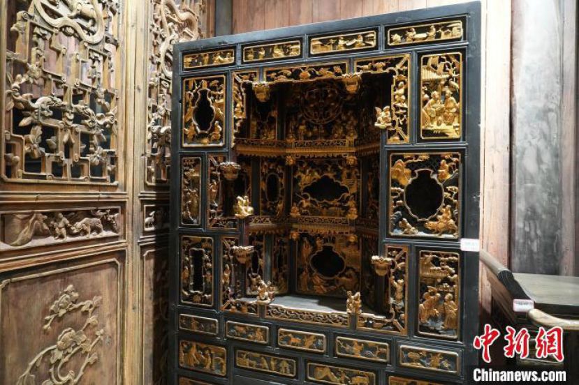 通山木雕&ldquo;看橱&rdquo;(局部)。