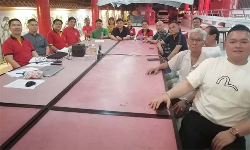 古晋东嶽观筹委积极筹备将庆祝注生大帝神诞庆典，左3为主席方文祥太平局绅及左是筹委主席吴志鸿等人。