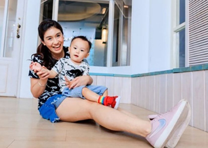 王杏安发挥母爱，历经3年手续合法收养因罹患罕见结节硬化症，而被亲生父母虐待的柴柴。她指出，在面对抽筋、癫痫等症状发作时，就如同一般家长般为孩子焦急。